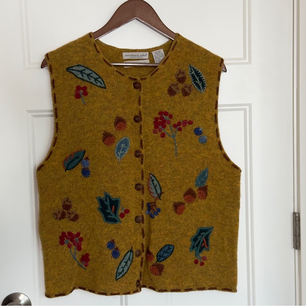 🍂 Rare Vintage Northern Isles Hand-Embroidered 100% Wool Vest